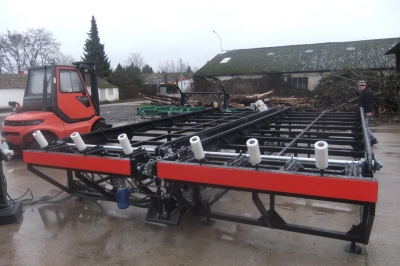 Podajnik kłody aranżowany